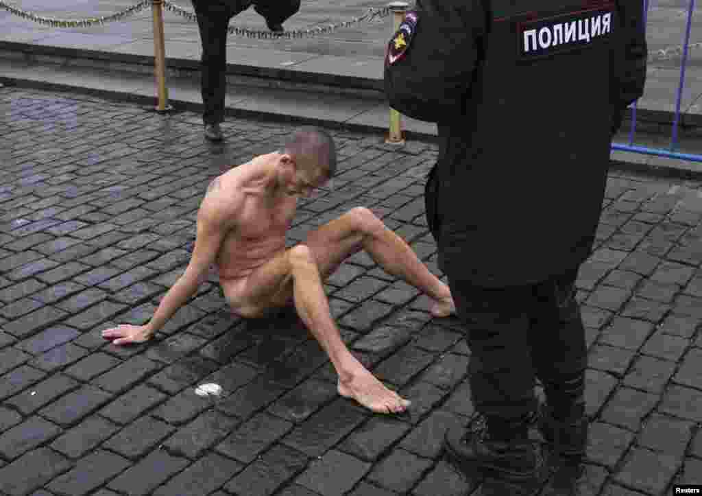 10 ноябрь 2013 ел, Полиция көне. "Фиксация" чарасы - Павленский үзенең умалын Кызыл мәйдан ташына кадаклап куя.
