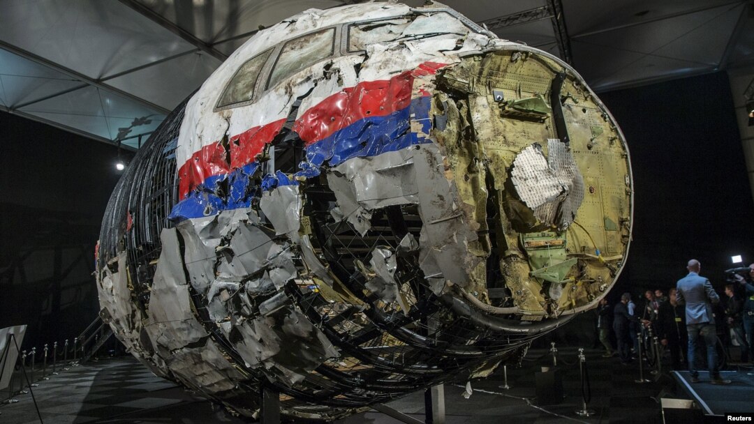 Реконструкція з уламків літака рейсу МН17, що впав на Донбасі