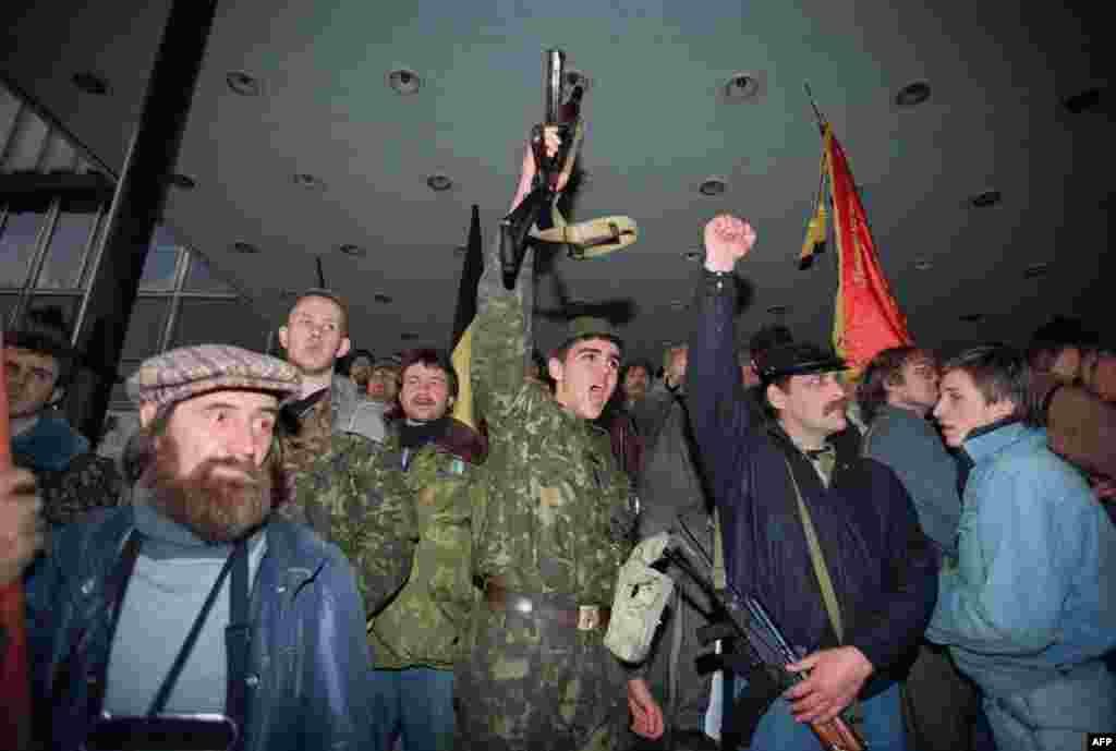 Сторонники Верховного Совета захватили мэрию и попытались взять штурмом телецентр в Останкино.