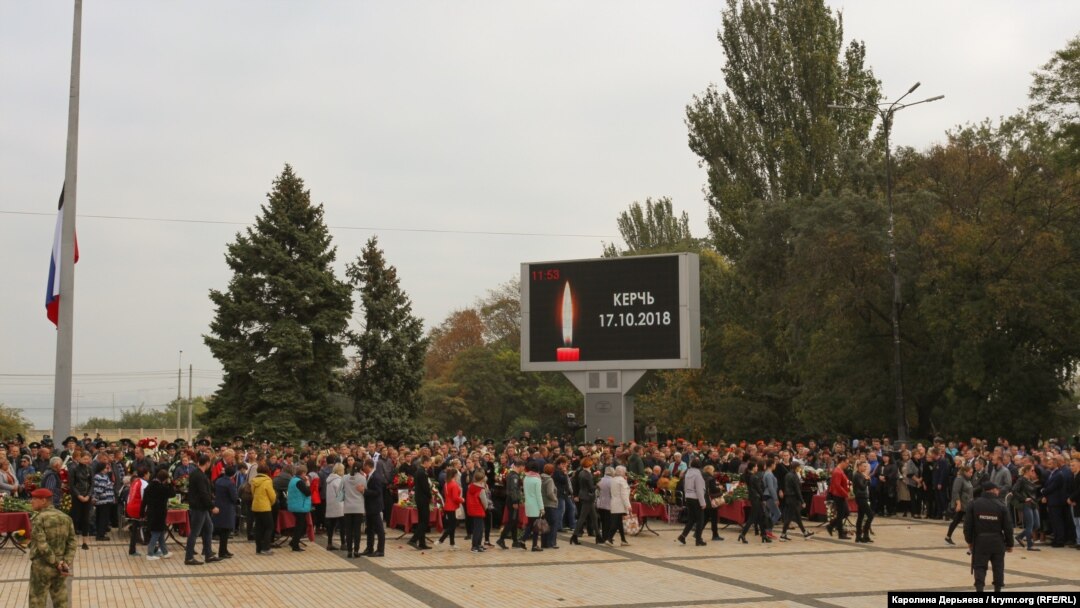 Як Керч попрощалася з жертвами кривавої бійні в коледжі (фоторепортаж)