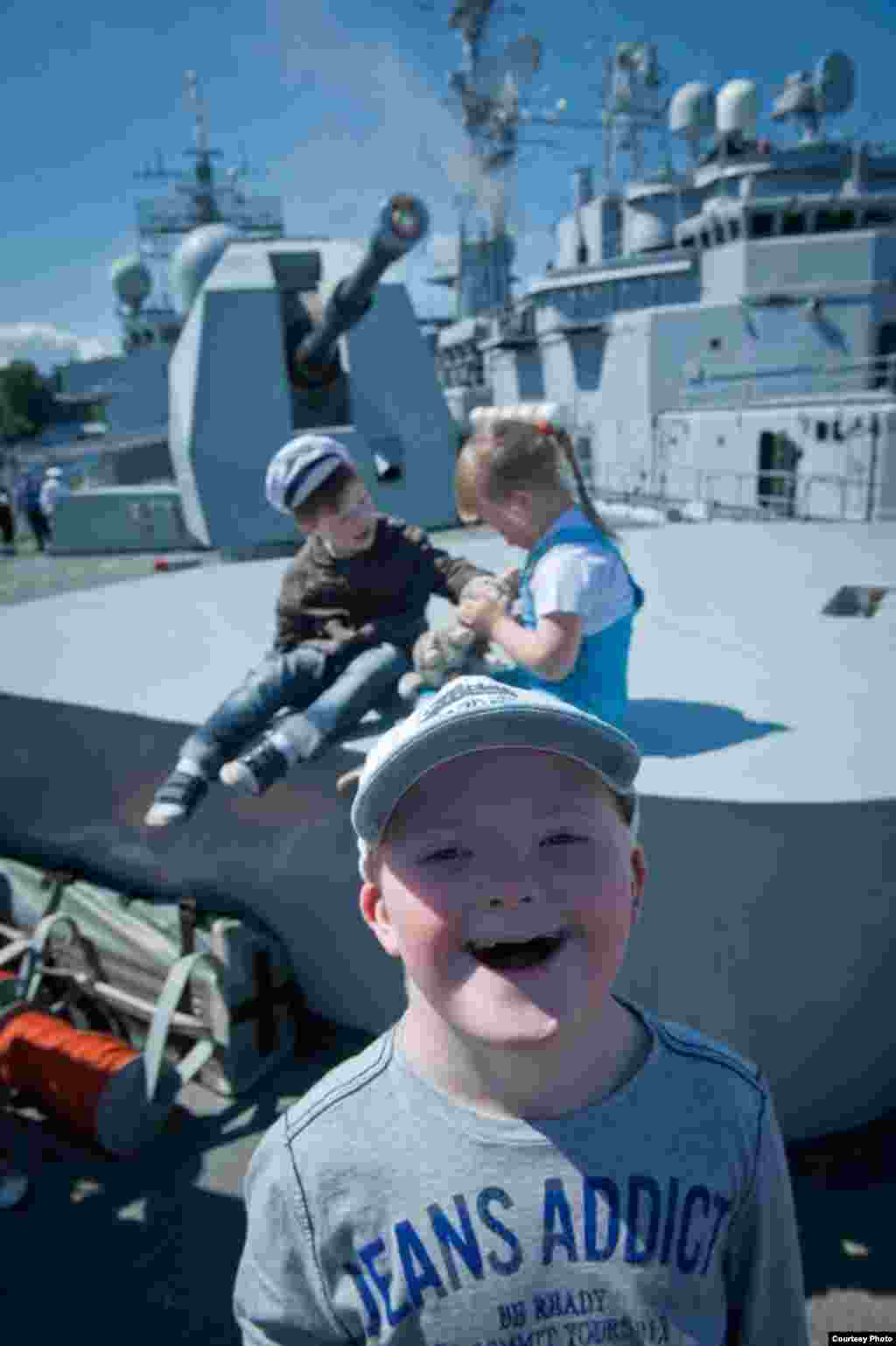 "HMS York"та Даун синдромы булган бер малай.