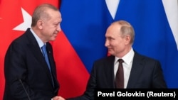 Президент России Владимир Путин (справа) и президент Турции Реджеп Эрдоган (архив)