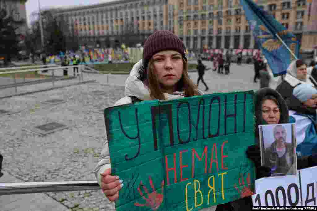 Жінка із плакатом «У полоні свят немає» під час акції на майдані Незалежності у Києві. «Там день не за 5, там день за 10. Там кожен день – це просто пекло. Як я відсидів там 900 днів, я не знаю, як вони там 1000 днів – мені страшно уявити», – розповів Радіо Свобода звільнений з полону захисник Маріуполя, військовослужбовець 36-ї бригади морської піхоти Дмитро Селютін 