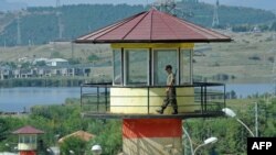 По словам осетинских заключенных, о них вовсе забыли: в течение последних недель к ним в тюрьму больше никто не приходит – ни из грузинских государственных органов, ни из Красного Креста