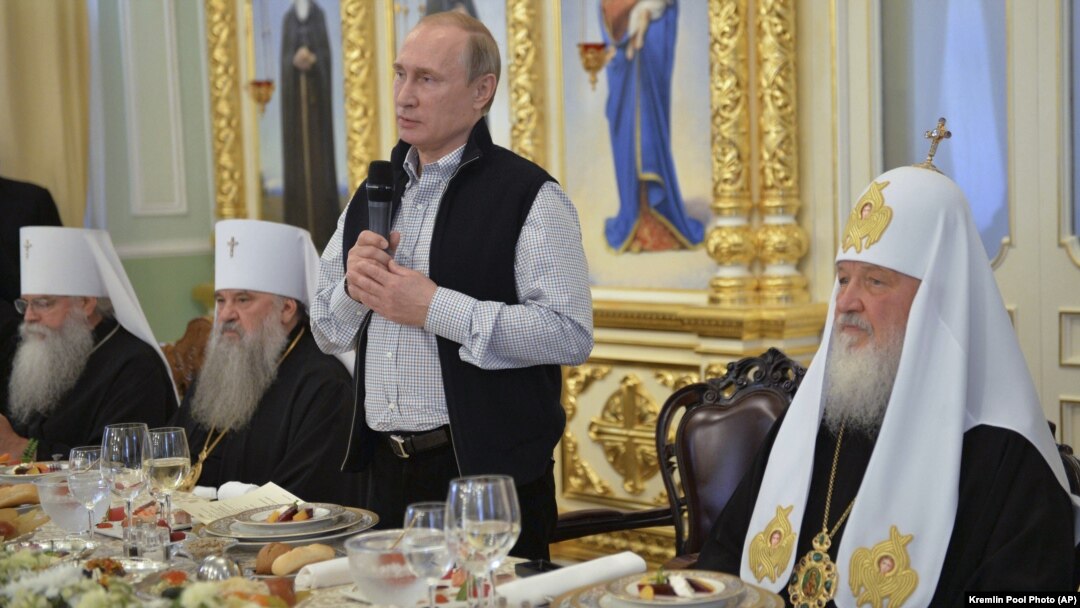 Президент Росії Володимир Путін (із мікрофоном), а праворуч від нього Московський патріарх Кирило, 11 липня 2016 року