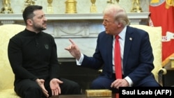 ABŞ-nyň prezidenti Donald Tramp (sagda) we Ukrainanyň prezidenti Wolodymyr Zelenski Ak Tamda. (arhiw suraty)