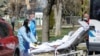 Medicinski radnici dovode pacijente u bolnicu za koje se sumnja da boluju od COVID-19, Priština, mart 2020.