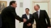 Президент РФ Владимир Путин обменивается рукопожатием с в то время министром энергетики Греции Панайотисом Лафазанисом, рядом с которым стоит тогдашний премьер-министр Греции Алексис Ципрас. Москва, 8 апреля 2015 года. В 2023 г. Лафазанис учредил пророссийскую партию ДИКЕА