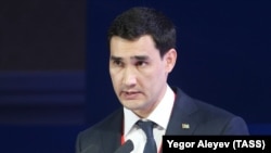 Serdar Berdimuhamedow Tatarystanyň paýtagty Gazanda Türkmenistanyň mejlisiň kanun komitetiniň başlygy hökmünde çykyş edýär. Tatarystan 2018-nji ýylyň 19-njy maýy.