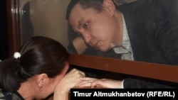 Нурбек Кушакбаев, инспектор по труду профсоюзной организации базирующегося в Мангистауской области нефтесервисного предприятия Oil Construction Company (OCC), в суде по его делу с женой. Астана, 7 апреля 2017 года.