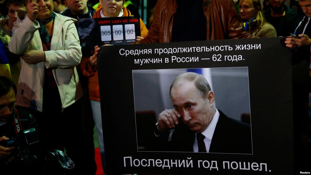 Акція протесту проти режиму Путіна біля посольства Росії у Варшаві в день народження російського президента, 7 жовтня 2014 року