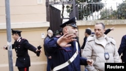 Policija na mestu eksplozije u čileanskoj ambasadi u Rimu, 23. decembar 2010.