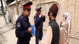 Jalal-Abad şäherinde jemgyýetçilik ýelerinde nikap dakynýanlara garşy düşündiriş işleri geçirilýär. 