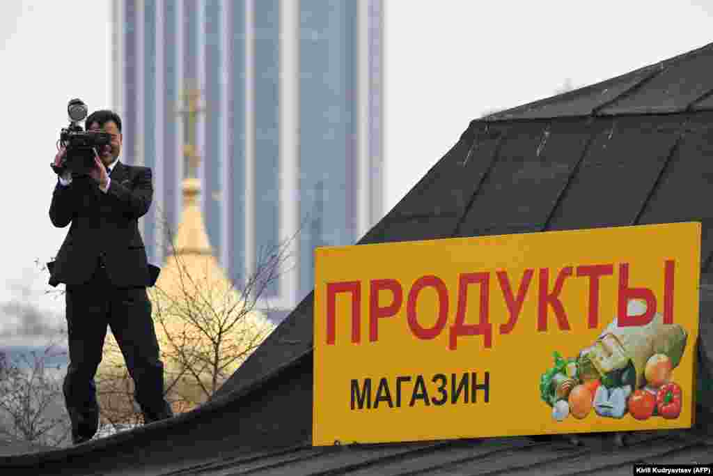 По данным северокорейской стороны, это оператор северокорейского телевидения занял позицию на крыше недалеко от железнодорожного вокзала. 