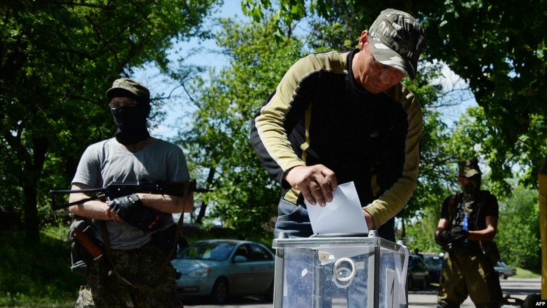 Pro-Russian fighters vote during an independence referendum at their position in the eastern Ukrainian city of Slovyansk on May 11.
