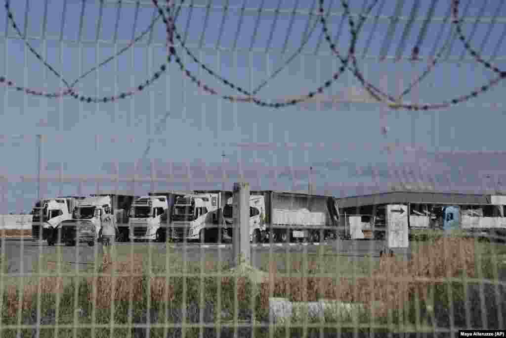 Kamionë duke u ngarkuar me ndihma në pikën kufitare Kerem Shalom, më 20 maj.