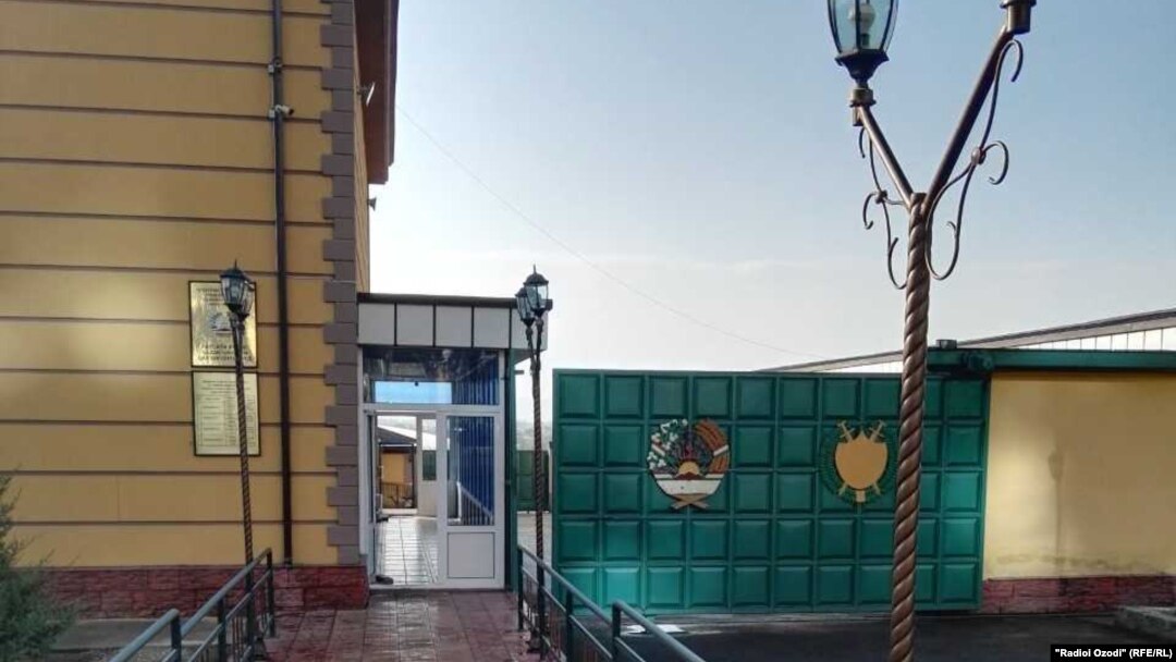 Вход в колонию в Худжанде, Таджикистан. 8 ноября 2018 года. 