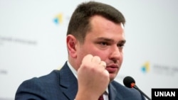 27 жовтня Окружний адміністративний суд Києва повідомив, що постановив вилучити з Єдиного державного реєстру дані про Артема Ситника як директора Національного антикорупційного бюро України