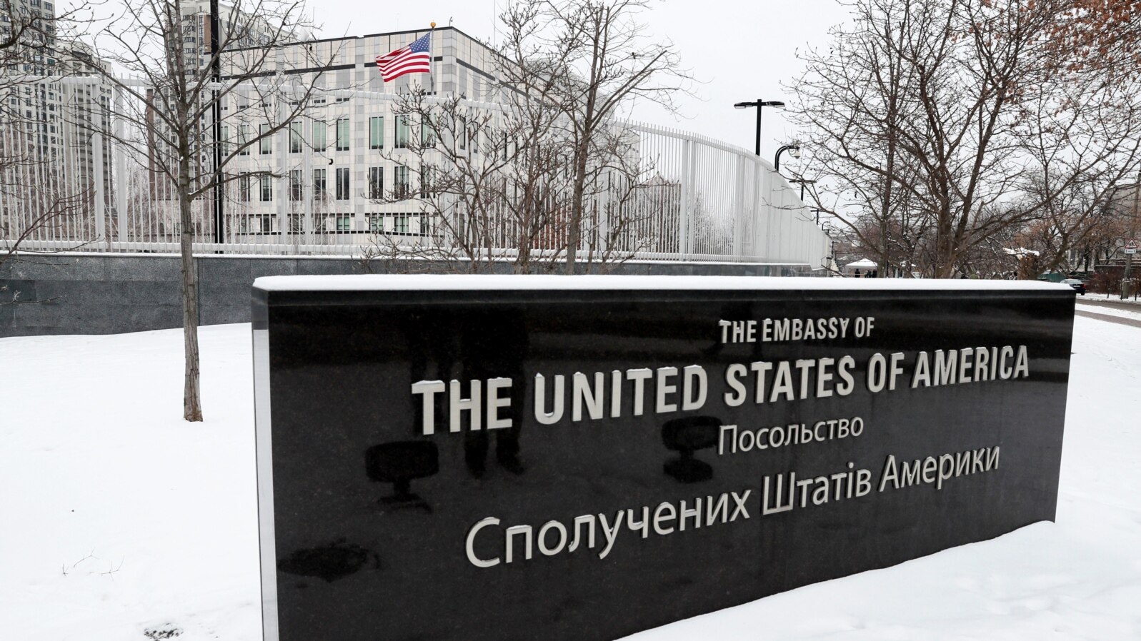 За останні тижні низка західних країн запропонувала своїм дипломатам в Україні, зокрема другорядному персоналу, покинути країну