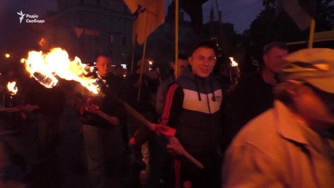 Зі смолоскипами та фаєрами сумчани пройшли маршем до Дня героїв (відео)