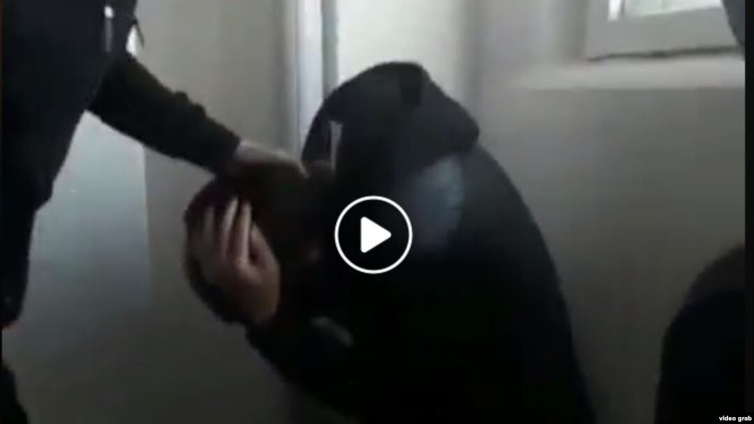 Скриншот распространившегося в Сети видео с насилием в школе.