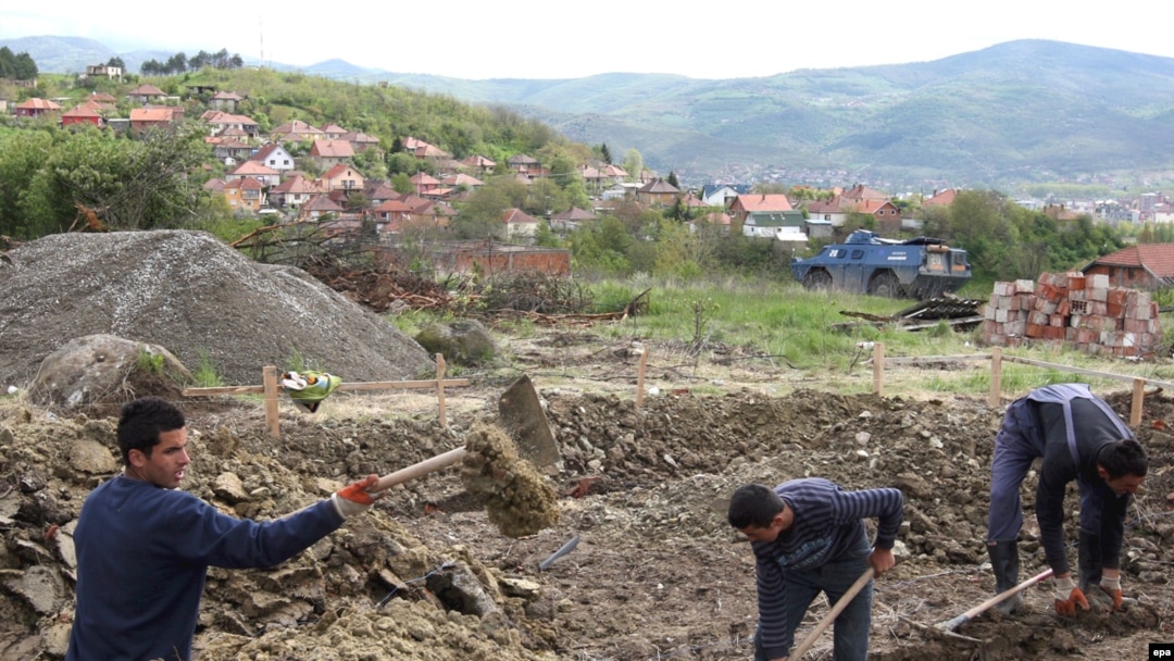 Albanci na obnovi kuća u severnom delu Mitrovice