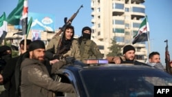 Hökümete garşy söweşijiler 30-njy noýabrda Siriýanyň demirgazygyndaky Aleppo şäherinde ýaraglaryny galgadýarlar.