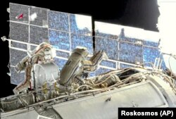 Російські космонавти Олег Новицький (ліворуч) і Петро Дубров, члени екіпажу Міжнародної космічної станції, здійснюють свій перший вихід у відкритий космос 2 червня 2021 року