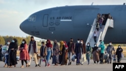 Afganistanci se iskrcavaju iz aviona američkog ratnog vazduhoplovstva nakon evakuacionog leta iz Kabula, u Roti u južnoj Španiji 31. augusta 2021.