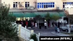 Çörek bişirilýän kärhananyň öňündäki nobat. Aşgabat