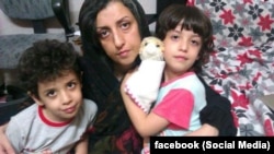 Adam hukuklaryny gorap çykyş edýän tanymal aktiwist Narges Mohammadi we onuň çagalary.