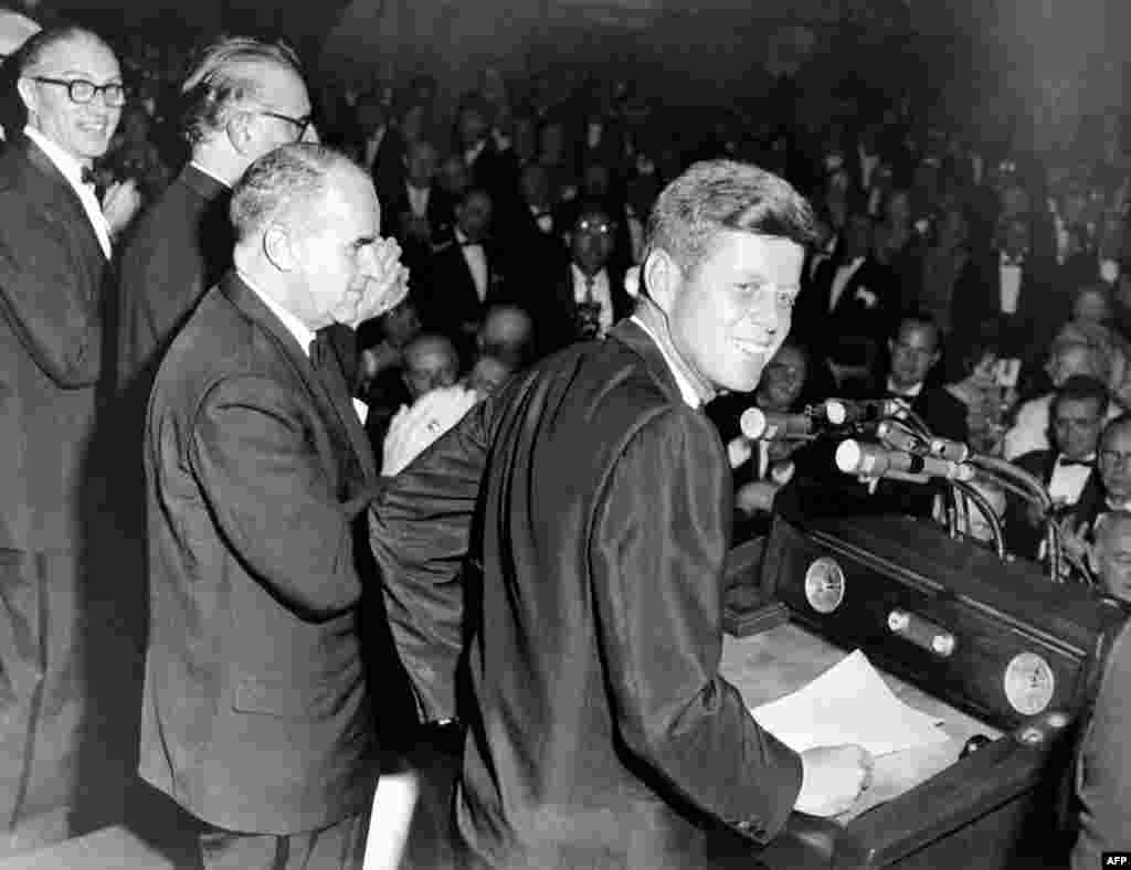 د ډیموکرات ګوند کاندید جان اف. کنېډي دامریکا د جمهوری ریاست د انتخاباتي کمپاین پرمهال – د می ۱۴ مه ۱۹۶۰ نیویارک.