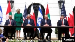 Дональд Трамп  Израилдин араб мамлекеттери менен ымалаша баштаганын Жакынкы Чыгыш боюнча тышкы саясатындагы ири жетишкендик катары көрсөтүп келет. 