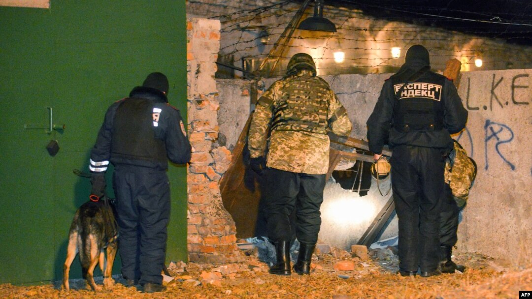 Експерти досліджують місце одного з вибухів у Харкові, 25 листопада 2014 року