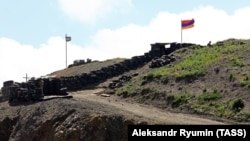 Азербайджанский и армянский блокпосты на линии соприкосновения у золоторудного месторождения Сотк