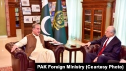 ارشیف، د افغان سولې لپاره د امریکا ځانګړی زلمی خلیلزاد او د پاکستان د بهرنیو چارو وزیر شاه محمود قریشي.