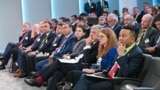 Дар ҳамоиши Лондон сафири ИМА дар Тоҷикистон Мануэл Микаллэр (аз рост аввал), духтари президенти Тоҷикистон ва сафир дар Бритониё Рухшона Эмомалӣ (чорум аз рост), ҳамсари ӯ Шамсулло Соҳибов (панҷум аз рост) ва вазири саноат Шералӣ Кабир (шашум аз рост) иштирок карданд