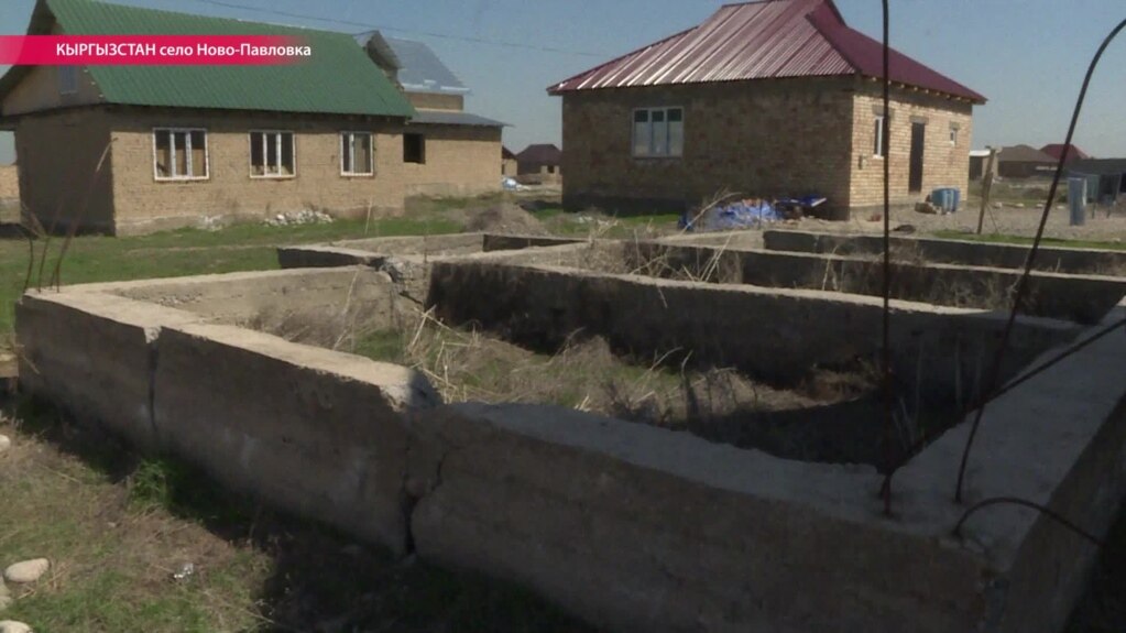 Погром в темноте: в Бишкеке под покровом ночи неизвестные на тракторе снесли три десятка частных домов