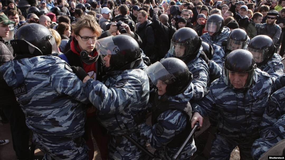 Поліція затримує людей під час антиурядового мітингу в Москві, Росія, 26 березня 2017 року