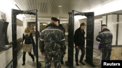 Kastryçnitskaýa metro stansiýasynda amala aşyrylan partlamadan soň, howpsuzlyk işgärleri Kamennaýa Gorka metro stansiýasyna gelýän adamlaryň dokumentlerini barlaýarlar, Minski, 12-nji aprel.