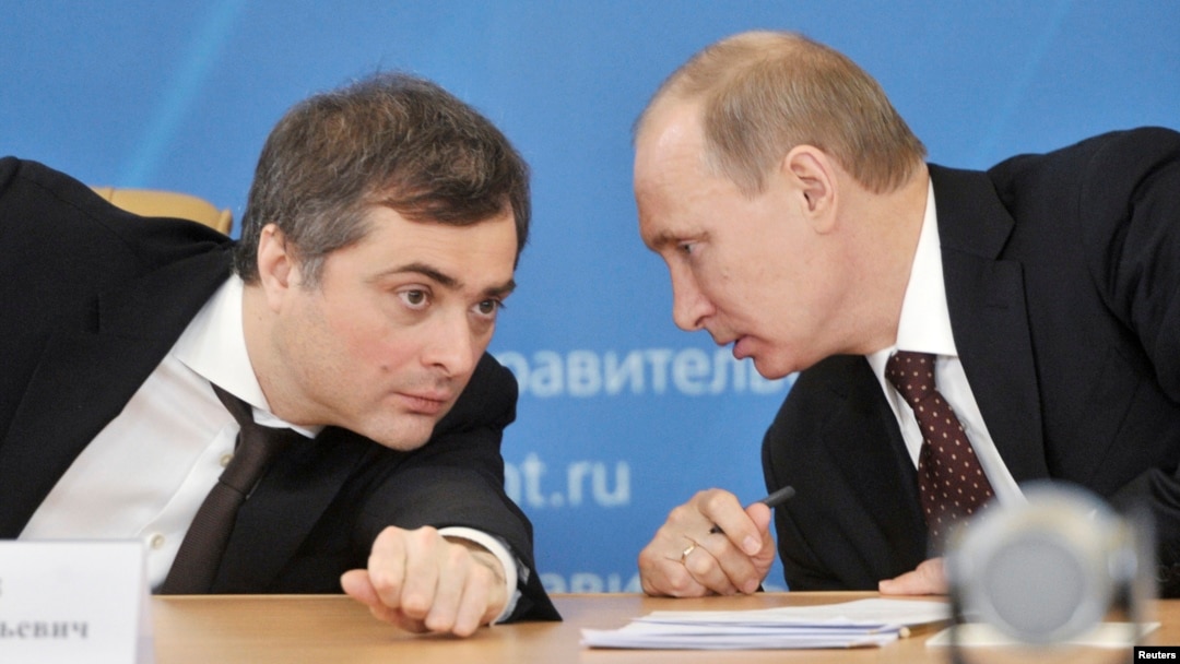 Архівне фото: Владислав Сурков (ліворуч) і Володимир Путін 