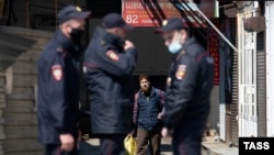 Сотрудники полиции на одном из рынков Ростовской области, архивное фото