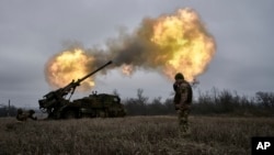 Украинские военные ведут огонь из самоходной артиллерии, иллюстративное фото 