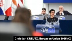 Єврокомісарка з питань розширення Марта Кос виступає з промовою під час дебатів у Європарламенті щодо долі Радіо Свобода, Страсбург, 1 квітня, 2025 р.