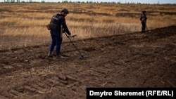 Deminarea unor terenuri agricole în regiunea ucraineană Nikolaev, septembrie 2024.