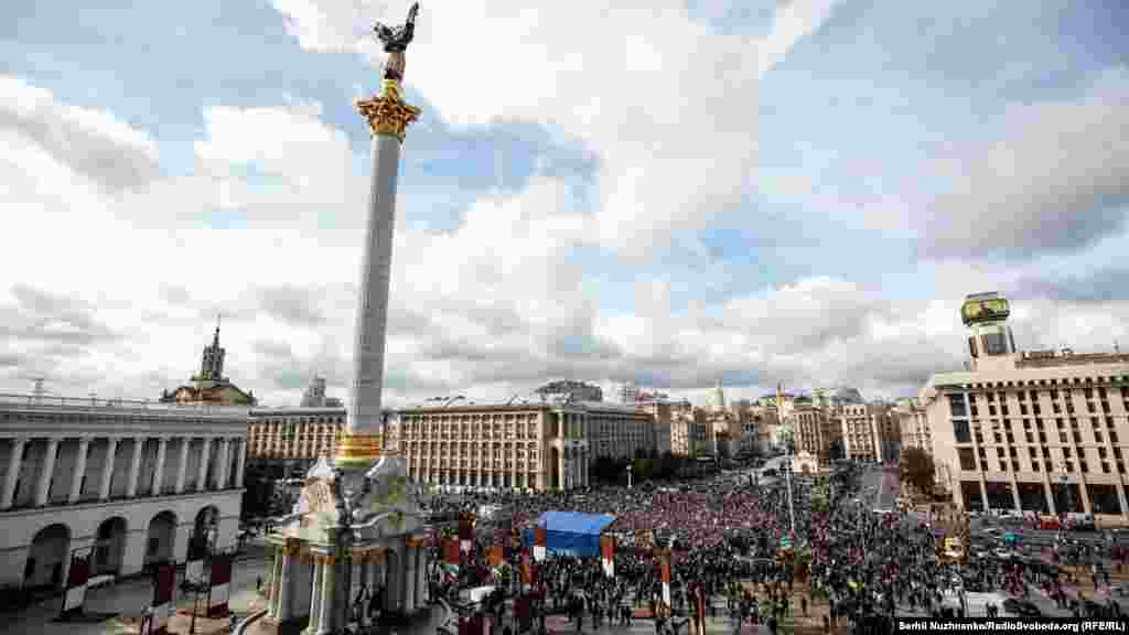 Організатори, які заявили раніше цього тижня анонсували віче через соціальні мережі, вказали, що це «громадська акція», і закликали не використовувати подію з партійних інтересів