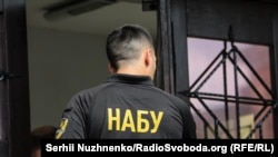 На думку детективів НАБУ, виявлена ними схема дозволяє завищувати ціни на певні категорії продуктів