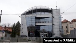 Uređivačka politika privatne televizije Pink je naklonjena predsedniku Srbije i njegovoj Srpskoj naprednoj stranci.