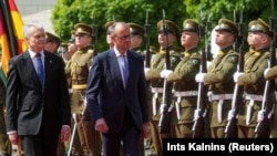 Președintele lituanian Gitanas Nauseda și cancelarul german Friedrich Merz (dreapta) în Vilnius, Lituania, 22 mai 2025.