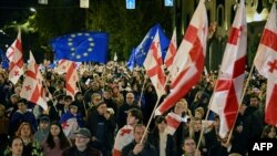 Učesnici proevropskog skupa u Tbilisiju 20. oktobra uoči parlamentarnih izbora.